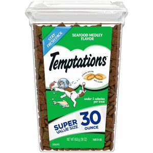 TEMPTATIONS Classic Crunchy and Soft Cat Treats Seafood Medley Flavor, 30 oz. Tub